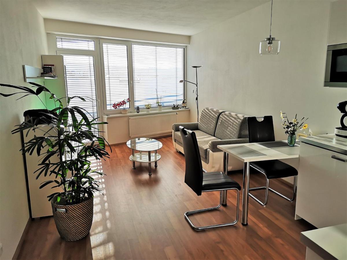 New Apartment With Garage Parking 브르노 외부 사진